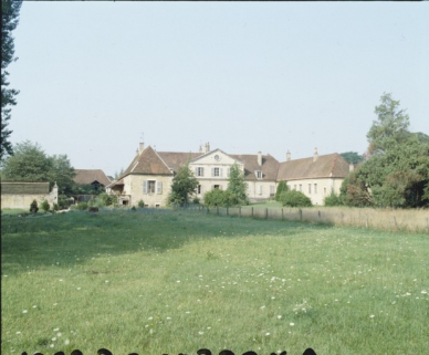 Demeure patronale. Façade postérieure vue de trois quarts en 1989. © Région Bourgogne-Franche-Comté, Inventaire du patrimoine