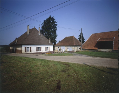 Logement patronal, bâtiment du haut fourneau et halle à charbon. Vue d'ensemble en 1989. © Région Bourgogne-Franche-Comté, Inventaire du patrimoine Logement patronal, bâtiment du haut fourneau et halle à charbon. Vue d'ensemble en 1989. © Région Bourgogne-Franche-Comté, Inventaire du patrimoine