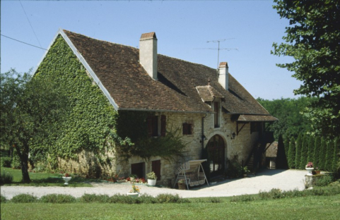 Logement ouvrier de trois quarts gauche. © Région Bourgogne-Franche-Comté, Inventaire du patrimoine Logement ouvrier de trois quarts gauche. © Région Bourgogne-Franche-Comté, Inventaire du patrimoine