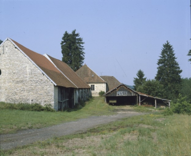 Halle à charbon et haut fourneau vus depuis l'est en 1989. © Région Bourgogne-Franche-Comté, Inventaire du patrimoine Halle à charbon et haut fourneau vus depuis l'est en 1989. © Région Bourgogne-Franche-Comté, Inventaire du patrimoine