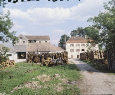 Vue d'ensemble depuis l'entrée du site en 1989. © Région Bourgogne-Franche-Comté, Inventaire du patrimoine