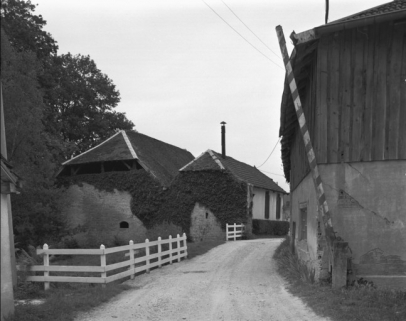 Halle à charbon sud depuis l'entrée en 1989. © Région Bourgogne-Franche-Comté, Inventaire du patrimoine