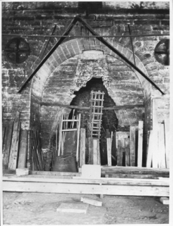 Détail de la base de la tour du haut fourneau vers 1960. © Région Bourgogne-Franche-Comté, Inventaire du patrimoine
