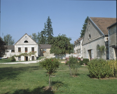 Bâtiment de la soufflerie et haut fourneau depuis le sud-est en 1989. © Région Bourgogne-Franche-Comté, Inventaire du patrimoine