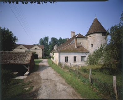 Vue d'ensemble depuis le chemin d'accès en 1989. © Région Bourgogne-Franche-Comté, Inventaire du patrimoine