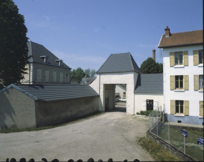Vue de l'entrée en 1989. © Région Bourgogne-Franche-Comté, Inventaire du patrimoine