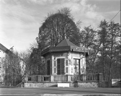 Le kiosque vu de face en 1989. © Région Bourgogne-Franche-Comté, Inventaire du patrimoine