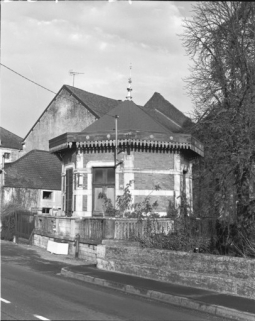 Le kiosque vu de trois quarts en 1989. © Région Bourgogne-Franche-Comté, Inventaire du patrimoine