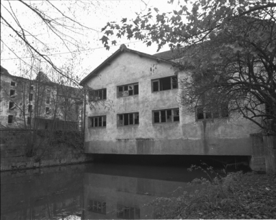 La salle des machines et le bâtiment d'eau depuis le canal en 1989. © Région Bourgogne-Franche-Comté, Inventaire du patrimoine