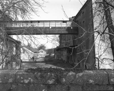 La passerelle depuis la rue en 1989. © Région Bourgogne-Franche-Comté, Inventaire du patrimoine