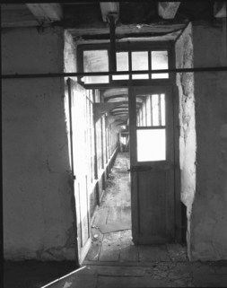 Accès à la passerelle depuis le moulin de commerce en 1989. © Région Bourgogne-Franche-Comté, Inventaire du patrimoine