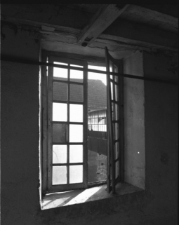 Détail d'une fenêtre du 4e niveau du moulin de commerce en 1989. © Région Bourgogne-Franche-Comté, Inventaire du patrimoine