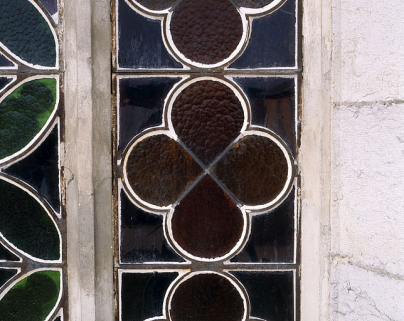 Verrière (baie 3), détail : quadrilobe de la lancette gauche, vu depuis l'extérieur. © Région Bourgogne-Franche-Comté, Inventaire du patrimoine