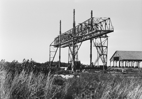 Montage du portique roulant du parc aux pièces. © Région Bourgogne-Franche-Comté, Inventaire du patrimoine ;  Solvay et Cie Montage du portique roulant du parc aux pièces. © Région Bourgogne-Franche-Comté, Inventaire du patrimoine ;  Solvay et Cie