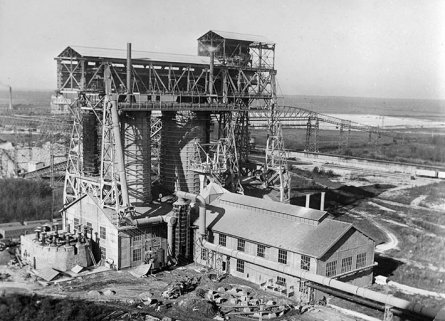 Construction des fours à chaux : mise en place de la base du 3e four, vers 1931. © Région Bourgogne-Franche-Comté, Inventaire du patrimoine Construction des fours à chaux : mise en place de la base du 3e four, vers 1931. © Région Bourgogne-Franche-Comté, Inventaire du patrimoine