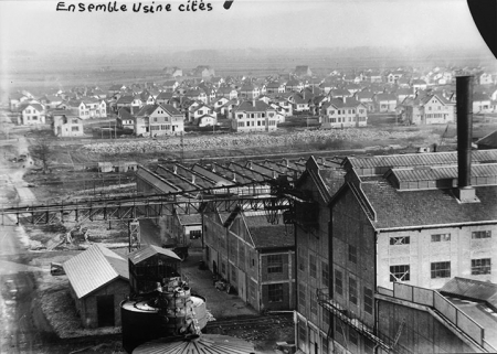 Vue d'ensemble : générateurs de vapeur et d'électricité et ateliers de réparation de l'usine en avant de la cité ouvrière de Tavaux. © Région Bourgogne-Franche-Comté, Inventaire du patrimoine Vue d'ensemble : générateurs de vapeur et d'électricité et ateliers de réparation de l'usine en avant de la cité ouvrière de Tavaux. © Région Bourgogne-Franche-Comté, Inventaire du patrimoine