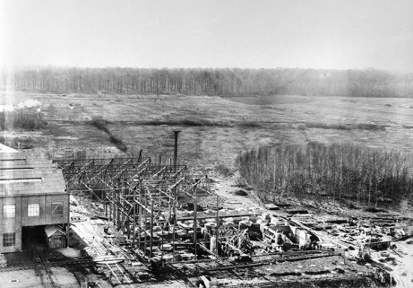 Construction de l'atelier du chlorure de calcium : montage de l'ossature métallique. © Région Bourgogne-Franche-Comté, Inventaire du patrimoine Construction de l'atelier du chlorure de calcium : montage de l'ossature métallique. © Région Bourgogne-Franche-Comté, Inventaire du patrimoine