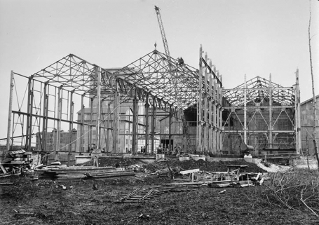 Construction de l'atelier du chlorure de calcium : montage de la charpente, en 1937]. © Région Bourgogne-Franche-Comté, Inventaire du patrimoine