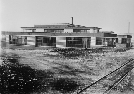 Bloc sanitaire de l'usine d'électrolyse, vers 1935-1940. © Région Bourgogne-Franche-Comté, Inventaire du patrimoine Bloc sanitaire de l'usine d'électrolyse, vers 1935-1940. © Région Bourgogne-Franche-Comté, Inventaire du patrimoine