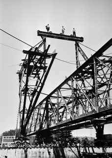 Remontage du pont-portique à charbon, en 1941. © Région Bourgogne-Franche-Comté, Inventaire du patrimoine Remontage du pont-portique à charbon, en 1941. © Région Bourgogne-Franche-Comté, Inventaire du patrimoine
