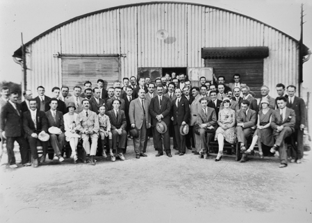 Personnel administratif devant les bureaux provisoires. © Région Bourgogne-Franche-Comté, Inventaire du patrimoine Personnel administratif devant les bureaux provisoires. © Région Bourgogne-Franche-Comté, Inventaire du patrimoine