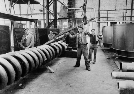 Atelier de réparation : réfection et mise en place de la tuyauterie d'un appareil sécheur de la soudière. © Région Bourgogne-Franche-Comté, Inventaire du patrimoine Atelier de réparation : réfection et mise en place de la tuyauterie d'un appareil sécheur de la soudière. © Région Bourgogne-Franche-Comté, Inventaire du patrimoine