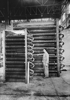 Atelier de réparation : remise en état de réchauffeurs de la caustification. © Région Bourgogne-Franche-Comté, Inventaire du patrimoine Atelier de réparation : remise en état de réchauffeurs de la caustification. © Région Bourgogne-Franche-Comté, Inventaire du patrimoine