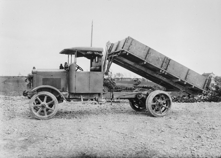 Camion à benne basculante. © Région Bourgogne-Franche-Comté, Inventaire du patrimoine Camion à benne basculante. © Région Bourgogne-Franche-Comté, Inventaire du patrimoine