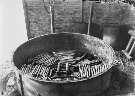 Fabrication de charbon de bois (ou de gaz carbonique ?) : 1ère étape du chargement du bois dans la machine. © Région Bourgogne-Franche-Comté, Inventaire du patrimoine Fabrication de charbon de bois (ou de gaz carbonique ?) : 1ère étape du chargement du bois dans la machine. © Région Bourgogne-Franche-Comté, Inventaire du patrimoine