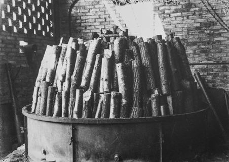 Fabrication de charbon de bois (ou de gaz carbonique ?) : 3e étape du chargement du bois dans la machine. © Région Bourgogne-Franche-Comté, Inventaire du patrimoine Fabrication de charbon de bois (ou de gaz carbonique ?) : 3e étape du chargement du bois dans la machine. © Région Bourgogne-Franche-Comté, Inventaire du patrimoine
