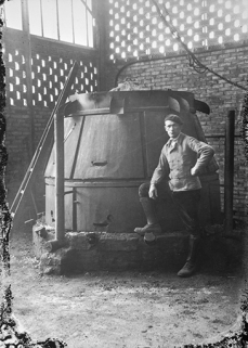 Fabrication de charbon de bois (ou de gaz carbonique ?) : machine en fonctionnement, dans les années 1930 ? © Région Bourgogne-Franche-Comté, Inventaire du patrimoine Fabrication de charbon de bois (ou de gaz carbonique ?) : machine en fonctionnement, dans les années 1930 ? © Région Bourgogne-Franche-Comté, Inventaire du patrimoine