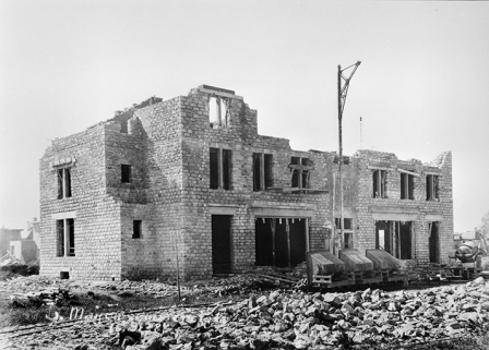 Travaux de construction de l'immeuble avec boutiques, 2, place de la Victoire, façade postérieure et face gauche. © Région Bourgogne-Franche-Comté, Inventaire du patrimoine