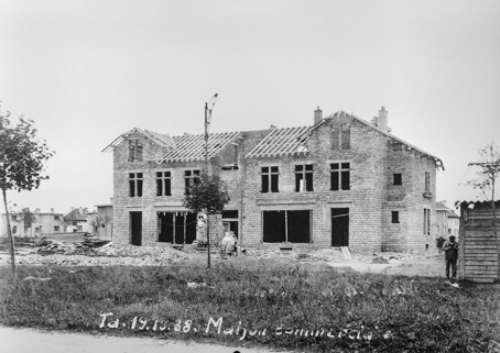 Travaux de construction de l'immeuble avec boutiques, 2, place de la Victoire, façade antérieure. © Région Bourgogne-Franche-Comté, Inventaire du patrimoine
