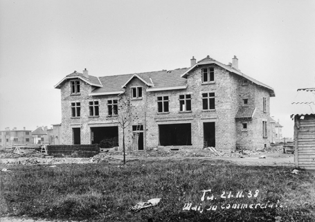 Travaux de construction de l'immeuble avec boutiques, 2 place de la Victoire, façade antérieure. © Région Bourgogne-Franche-Comté, Inventaire du patrimoine