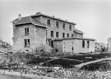 Travaux de construction de l'immeuble avec boutiques, 2 place de la Victoire, façade postérieure et face droite. © Région Bourgogne-Franche-Comté, Inventaire du patrimoine