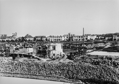 Vue générale de l'école et des maisons voisines avec, au 1er plan, construction des maisons de type 10D du groupe F. © Région Bourgogne-Franche-Comté, Inventaire du patrimoine