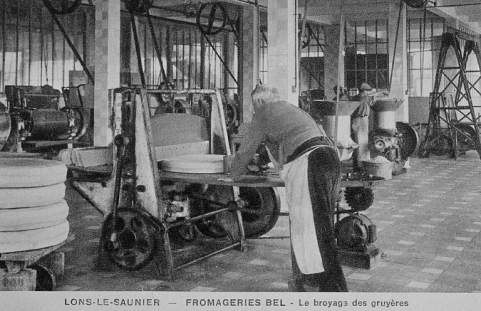 Lons-le-Saunier - Fromageries Bel - Le broyage des gruyères. © Région Bourgogne-Franche-Comté, Inventaire du patrimoine