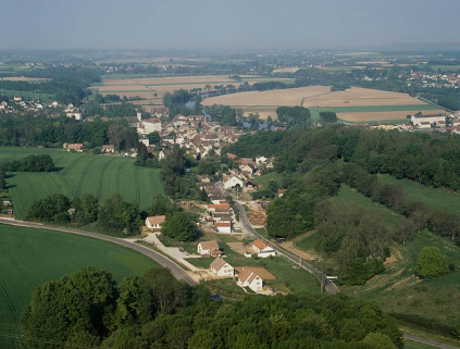 Cité ouvrière des Madiottes et village vus depuis l'est, photographie aérienne. © Région Bourgogne-Franche-Comté, Inventaire du patrimoine Cité ouvrière des Madiottes et village vus depuis l'est, photographie aérienne. © Région Bourgogne-Franche-Comté, Inventaire du patrimoine