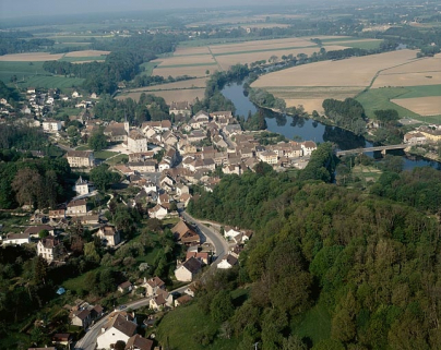 Le village vu du nord-est, photographie aérienne. © Région Bourgogne-Franche-Comté, Inventaire du patrimoine Le village vu du nord-est, photographie aérienne. © Région Bourgogne-Franche-Comté, Inventaire du patrimoine