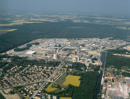 L'usine et la partie nord de la cité ouvrière de Tavaux (vue rapprochée), photographie aérienne. © Région Bourgogne-Franche-Comté, Inventaire du patrimoine L'usine et la partie nord de la cité ouvrière de Tavaux (vue rapprochée), photographie aérienne. © Région Bourgogne-Franche-Comté, Inventaire du patrimoine
