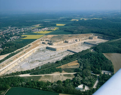 La carrière vue du sud, photographie aérienne. © Région Bourgogne-Franche-Comté, Inventaire du patrimoine La carrière vue du sud, photographie aérienne. © Région Bourgogne-Franche-Comté, Inventaire du patrimoine