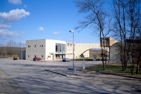 Local du comité d'entreprise : groupement d'achats et cour intérieure, vus du sud-ouest. © Région Bourgogne-Franche-Comté, Inventaire du patrimoine Local du comité d'entreprise : groupement d'achats et cour intérieure, vus du sud-ouest. © Région Bourgogne-Franche-Comté, Inventaire du patrimoine