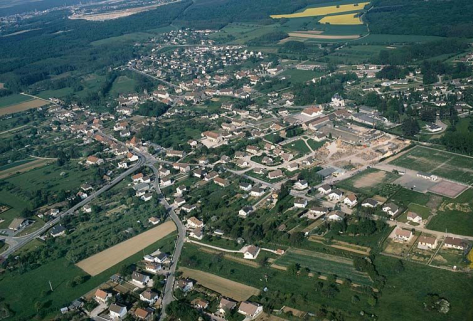 Vue aérienne du village et de l'usine depuis l'est. © Région Bourgogne-Franche-Comté, Inventaire du patrimoine Vue aérienne du village et de l'usine depuis l'est. © Région Bourgogne-Franche-Comté, Inventaire du patrimoine