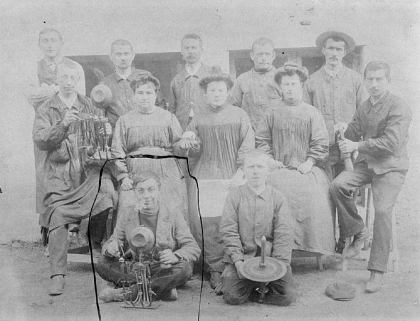 Diamantaires devant l'usine. © Région Bourgogne-Franche-Comté, Inventaire du patrimoine Diamantaires devant l'usine. © Région Bourgogne-Franche-Comté, Inventaire du patrimoine