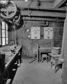 Intérieur : vue d'ensemble montrant le fond de l'atelier. © Région Bourgogne-Franche-Comté, Inventaire du patrimoine