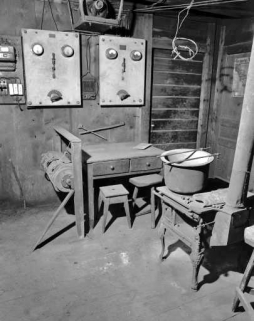 Intérieur : tableaux de contrôle, tonneau de polissage et poêle. © Région Bourgogne-Franche-Comté, Inventaire du patrimoine