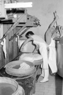 Fabrication du comté : pliage de la toile. © Région Bourgogne-Franche-Comté, Inventaire du patrimoine