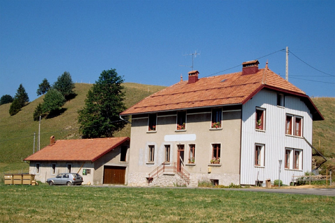 Façade antérieure et face droite de la fromagerie, à gauche la porcherie. © Région Bourgogne-Franche-Comté, Inventaire du patrimoine
