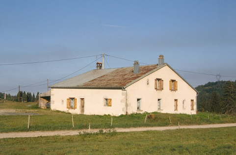 Façade antérieure et face droite. © Région Bourgogne-Franche-Comté, Inventaire du patrimoine
