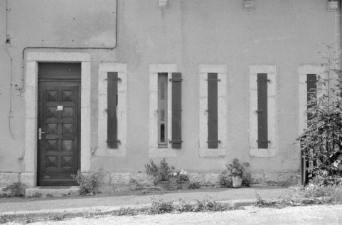 Détail de la porte d'entrée et des meurtrières. © Région Bourgogne-Franche-Comté, Inventaire du patrimoine